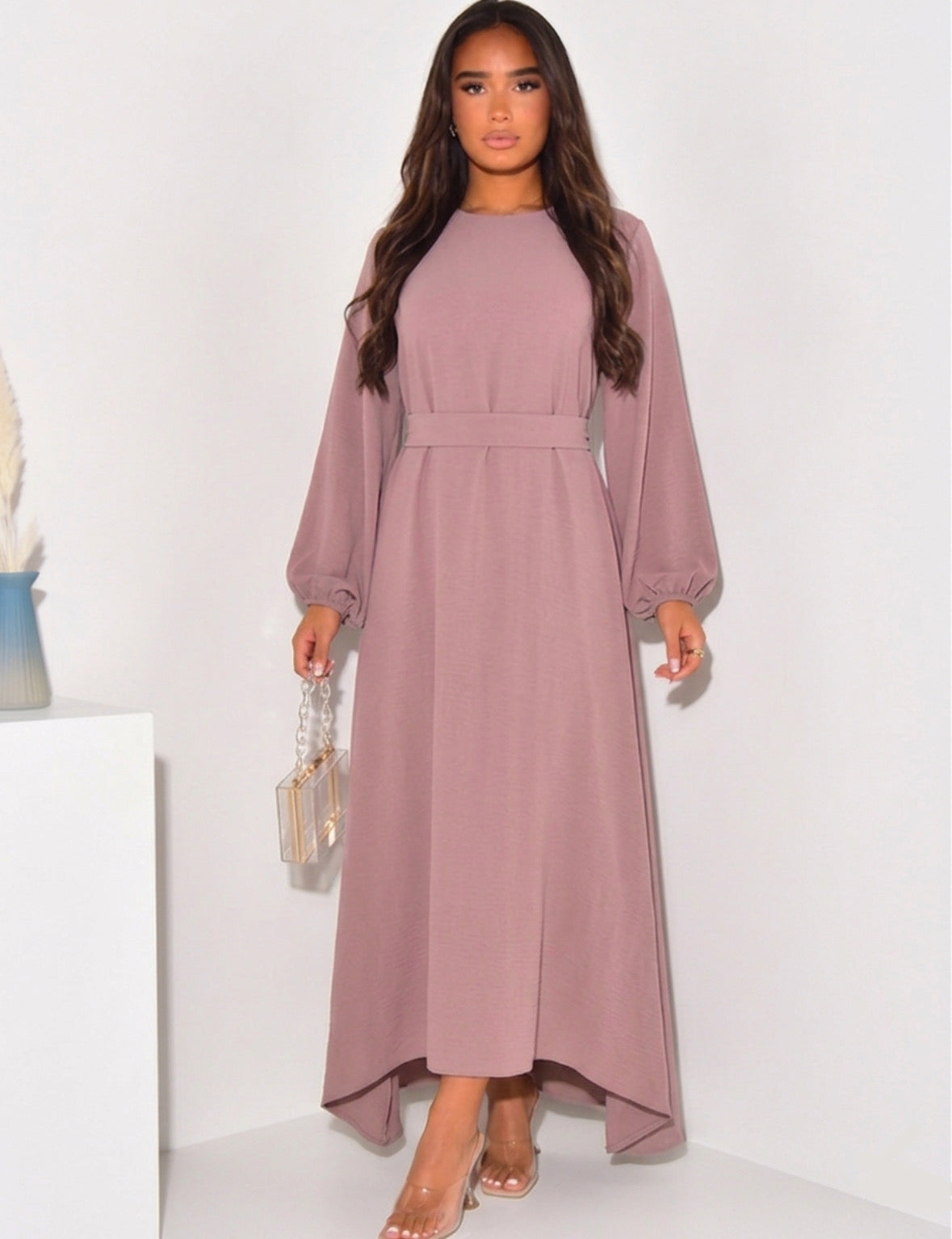 Langes Kleid mit Gürtel