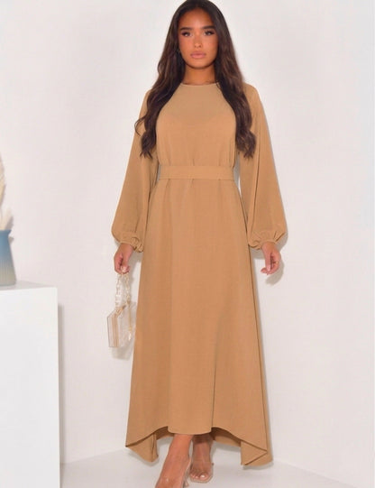 Langes Kleid mit Gürtel