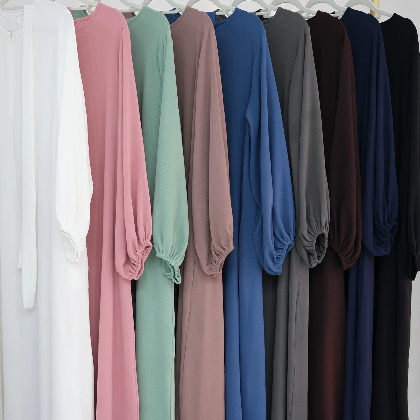 Langes Kleid mit Gürtel
