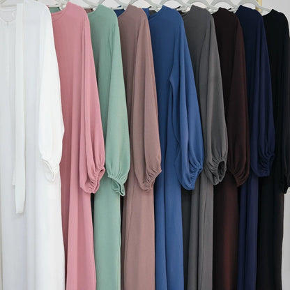 Langes Kleid mit Gürtel